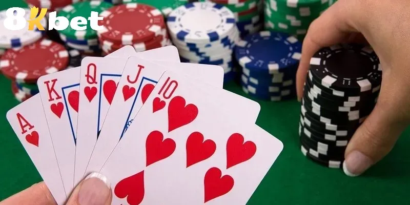 Luật chơi bài Xì tố 5 cây giống với Poker